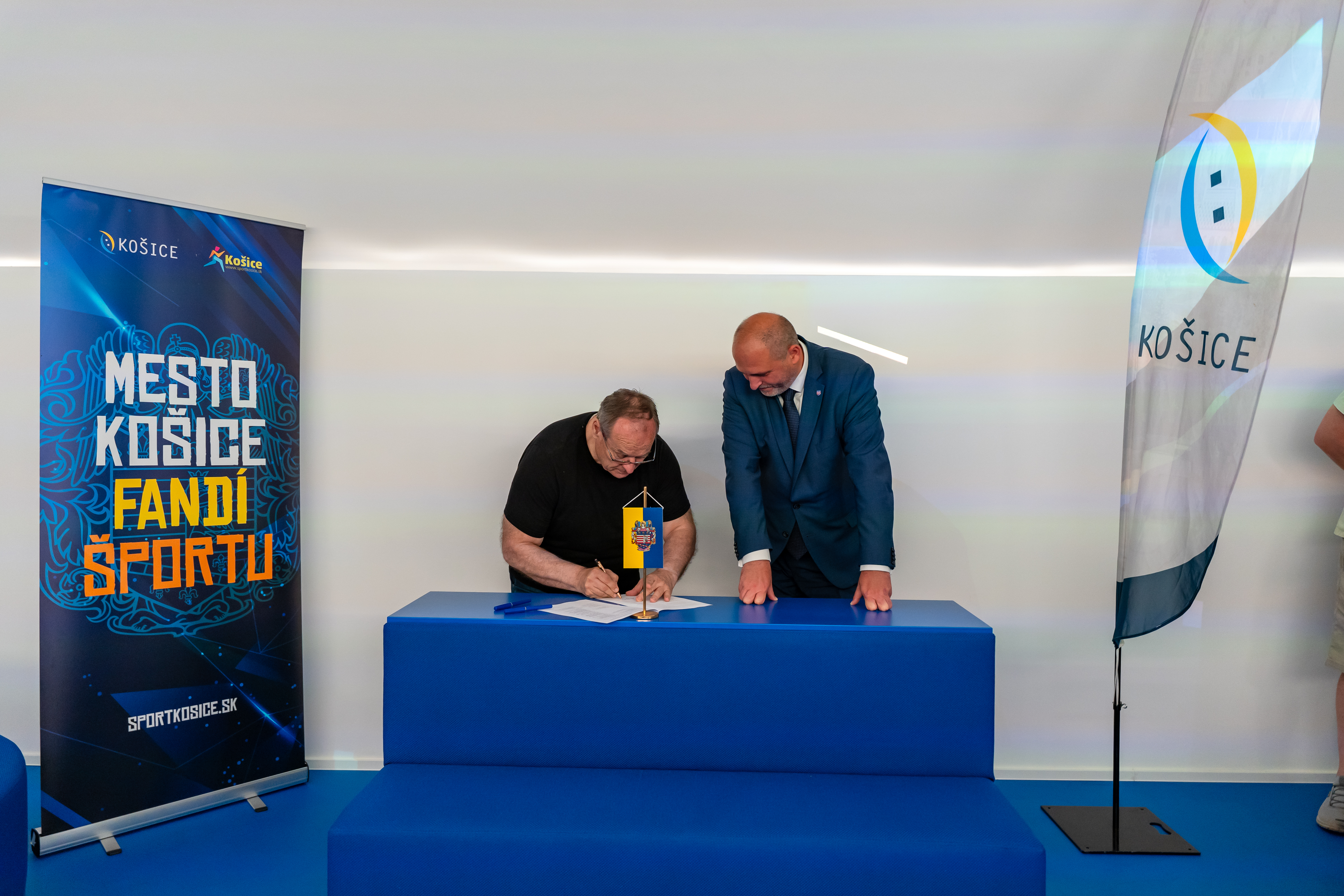 Sportovci , dotacie - podpis zmluv  -21